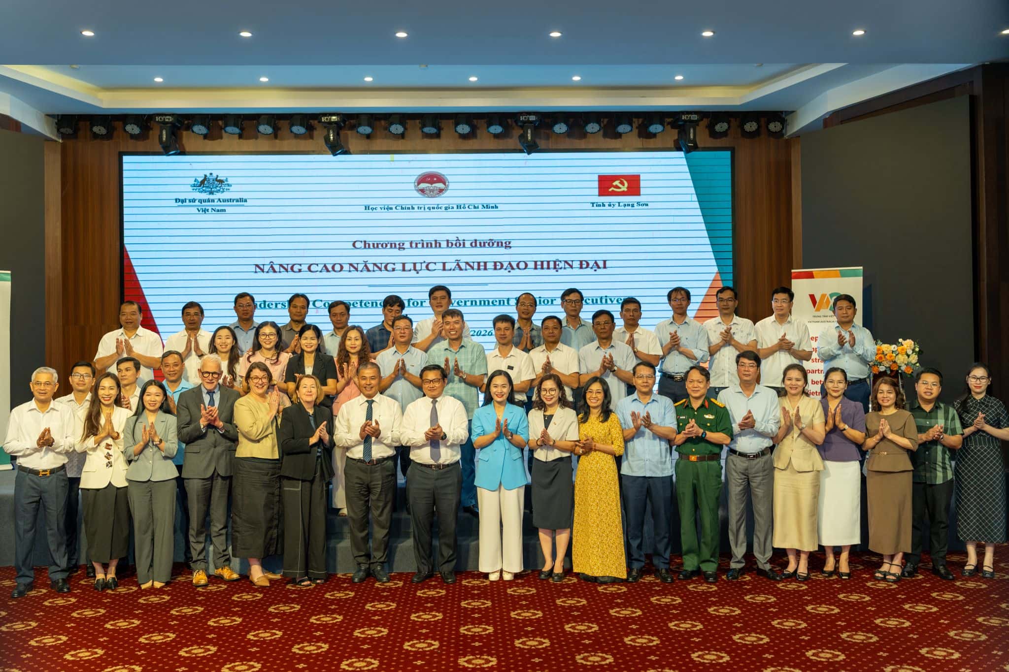 Group photo at a Vietnamese leadership competency training program for government senior executives, with Australian Embassy and Lang Son Province logos displayed.