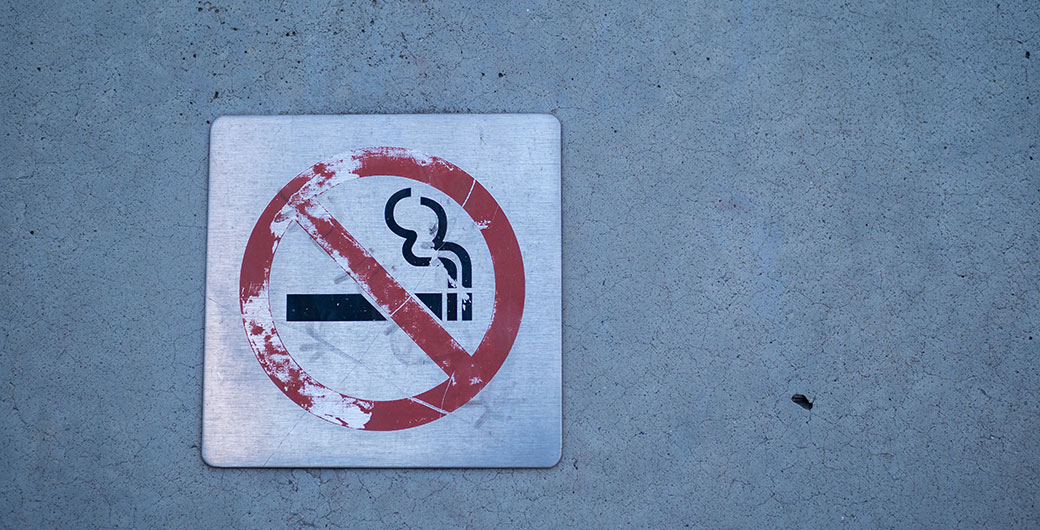 no smoking sign on a concrete wall